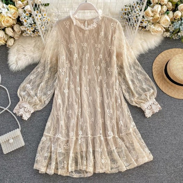 Modern női ruha csipkével és hímzett szabású mintával fekete, fehér és bézs színben