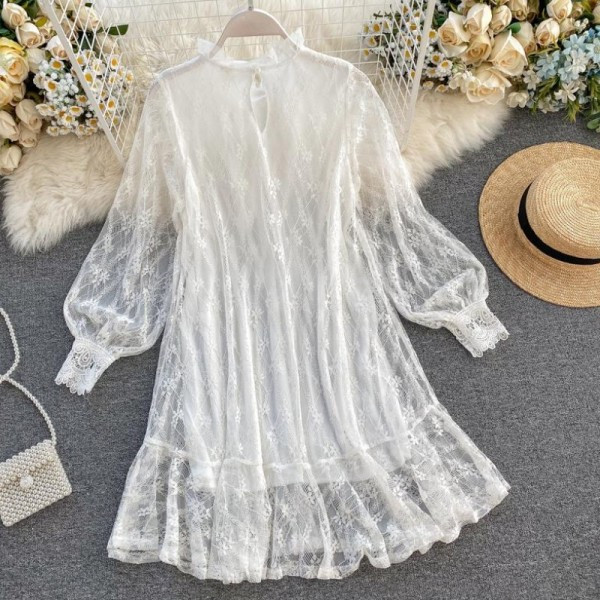 Modern női ruha csipkével és hímzett szabású mintával fekete, fehér és bézs színben