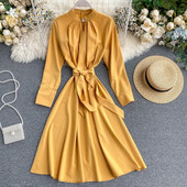 Modern női ruha magas gallérral, derékkötővel, különböző színekben