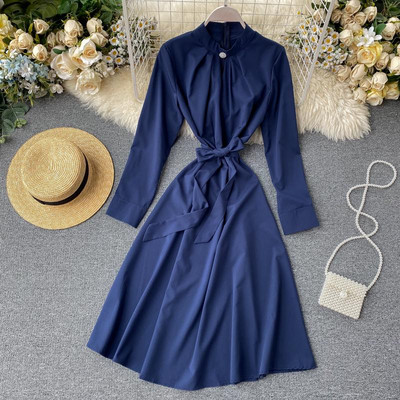 Modern női ruha magas gallérral, derékkötővel, különböző színekben