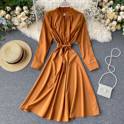 Modern női ruha magas gallérral, derékkötővel, különböző színekben