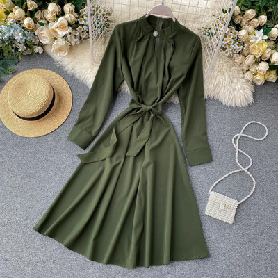 Modern női ruha magas gallérral, derékkötővel, különböző színekben