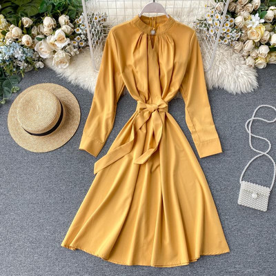 Modern női ruha magas gallérral, derékkötővel, különböző színekben