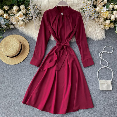 Modern női ruha magas gallérral, derékkötővel, különböző színekben