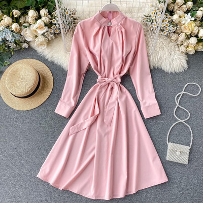 Modern női ruha magas gallérral, derékkötővel, különböző színekben