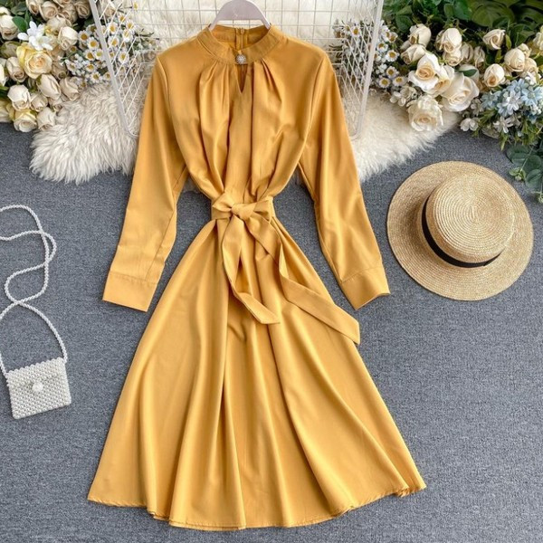 Modern női ruha magas gallérral, derékkötővel, különböző színekben