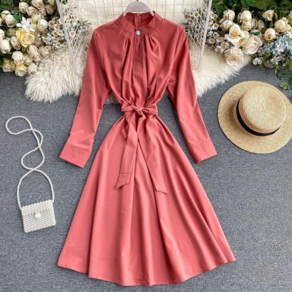 Modern női ruha magas gallérral, derékkötővel, különböző színekben