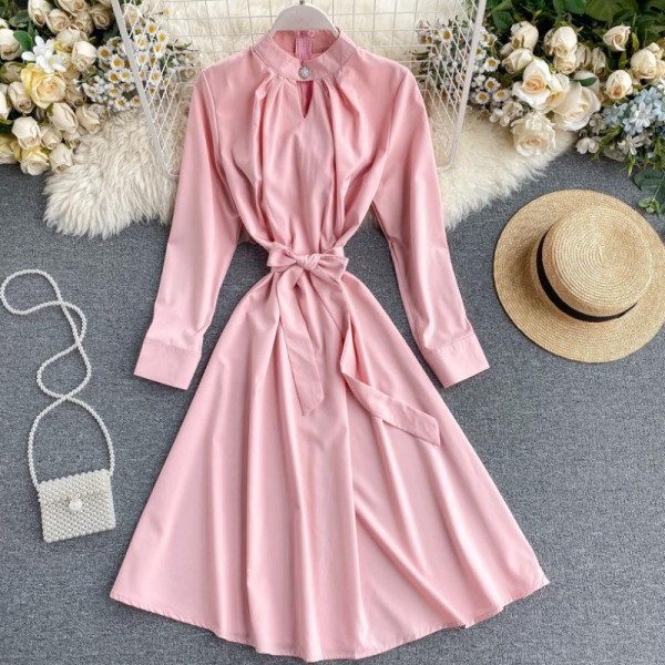 Modern női ruha magas gallérral, derékkötővel, különböző színekben