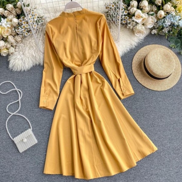 Modern női ruha magas gallérral, derékkötővel, különböző színekben