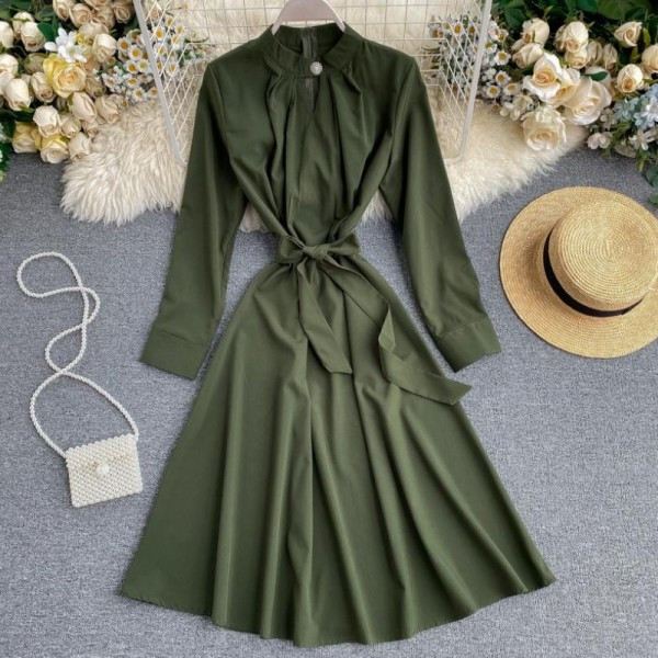 Modern női ruha magas gallérral, derékkötővel, különböző színekben
