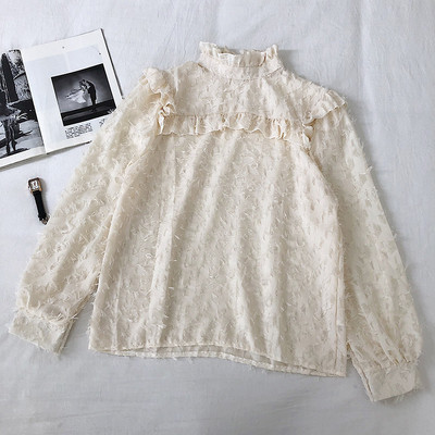 Bluză de damă în bej, alb și negru, cu guler scăzut și mâneci lungi