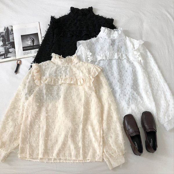 Bluză de damă în bej, alb și negru, cu guler scăzut și mâneci lungi