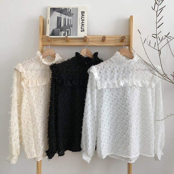 Bluză de damă în bej, alb și negru, cu guler scăzut și mâneci lungi