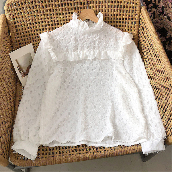 Bluză de damă în bej, alb și negru, cu guler scăzut și mâneci lungi