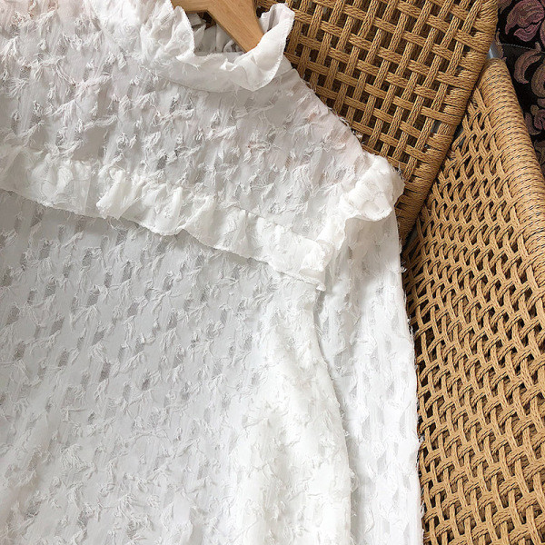 Bluză de damă în bej, alb și negru, cu guler scăzut și mâneci lungi