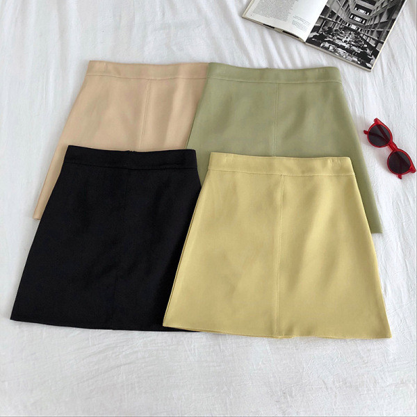 Női bőrszoknya fekete, bézs, zöld és sárga színekben, magas derékkal