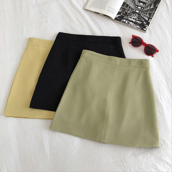 Női bőrszoknya fekete, bézs, zöld és sárga színekben, magas derékkal