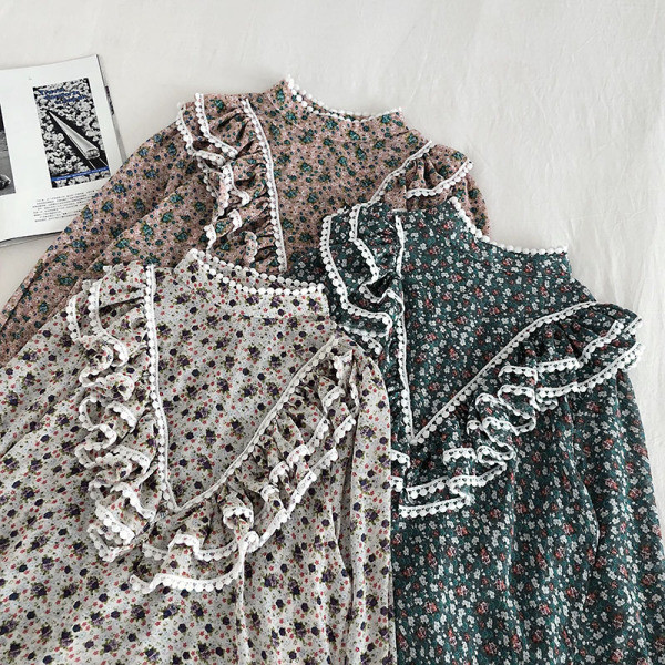 Retro stílusú női ing fehér, rózsaszín és zöld színben virágos motívumokkal és fürtökkel