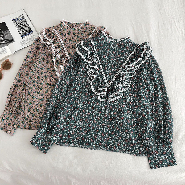 Retro stílusú női ing fehér, rózsaszín és zöld színben virágos motívumokkal és fürtökkel