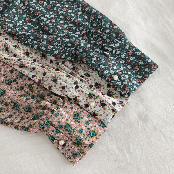 Retro stílusú női ing fehér, rózsaszín és zöld színben virágos motívumokkal és fürtökkel