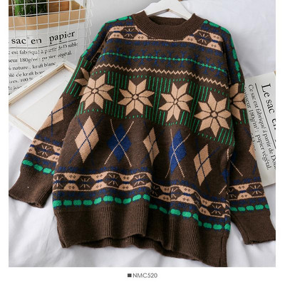 Modern női pulóver ovális nyakkivágással és színes mintával fekete-fehérben