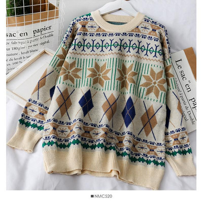 Modern női pulóver ovális nyakkivágással és színes mintával fekete-fehérben