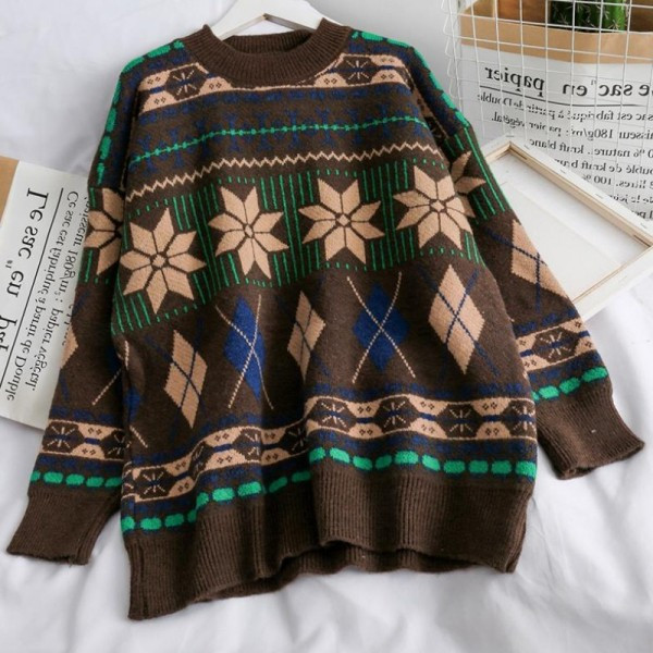 Modern női pulóver ovális nyakkivágással és színes mintával fekete-fehérben