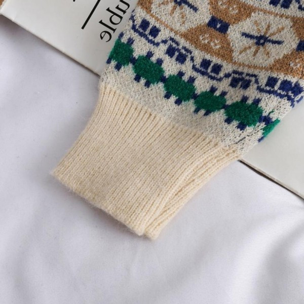 Modern női pulóver ovális nyakkivágással és színes mintával fekete-fehérben