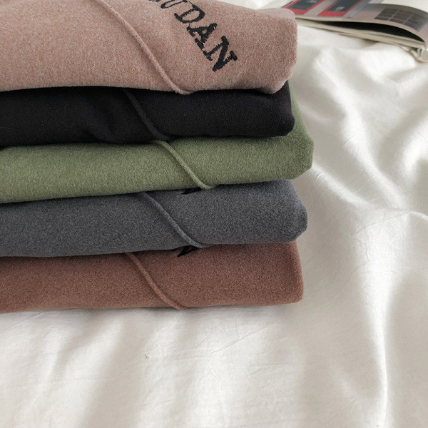 Retro stílusú női blúz öt színben, alacsony gallérral és hosszú ujjal