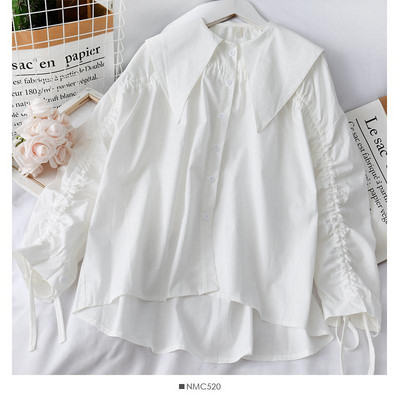 Modern női ing gombokkal és nyakkendőkkel a kézen aszimmetrikus fehér modell