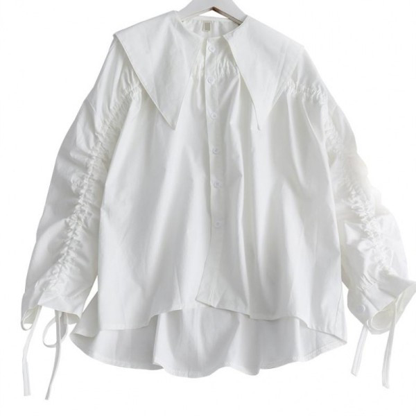 Modern női ing gombokkal és nyakkendőkkel a kézen aszimmetrikus fehér modell