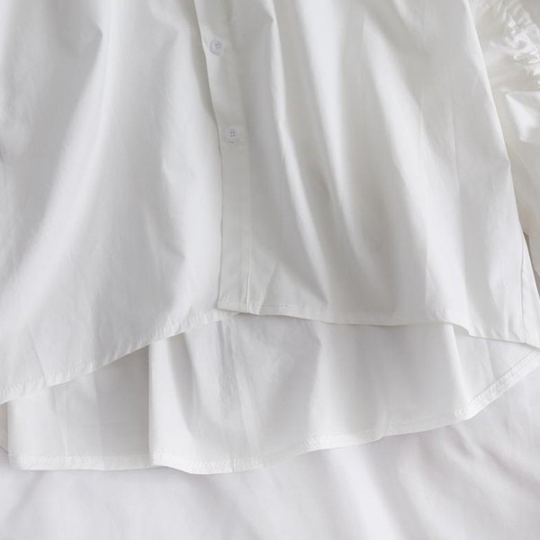 Modern női ing gombokkal és nyakkendőkkel a kézen aszimmetrikus fehér modell