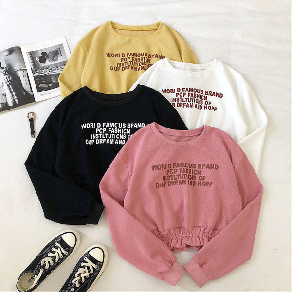 Bluza de dama alb, negru, galben si roz cu inscriptii si decolteu rotund