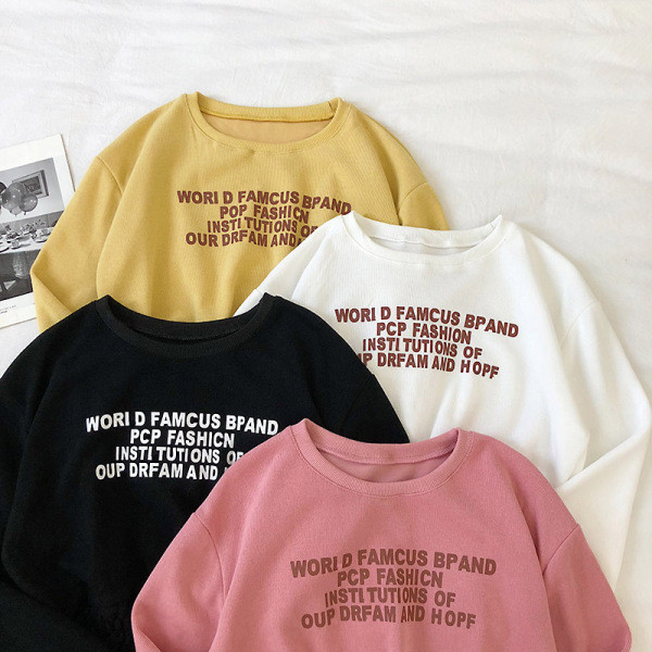 Bluza de dama alb, negru, galben si roz cu inscriptii si decolteu rotund