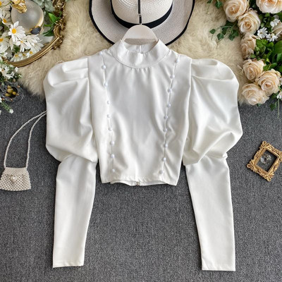 Stílusos rövid női blúz puffos ujjakkal és gombokkal bordó, fekete, fehér és bézs színben