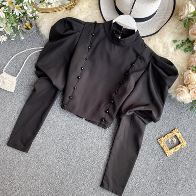 Stílusos rövid női blúz puffos ujjakkal és gombokkal bordó, fekete, fehér és bézs színben