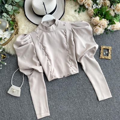 Stílusos rövid női blúz puffos ujjakkal és gombokkal bordó, fekete, fehér és bézs színben