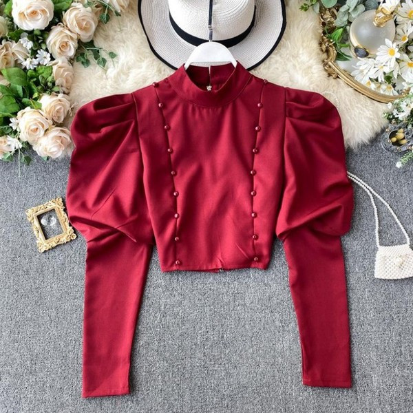 Stílusos rövid női blúz puffos ujjakkal és gombokkal bordó, fekete, fehér és bézs színben