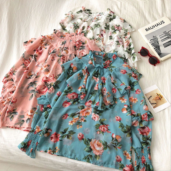 Női ing fehér, rózsaszín és kék színben, széles ujjakkal és fürtökkel