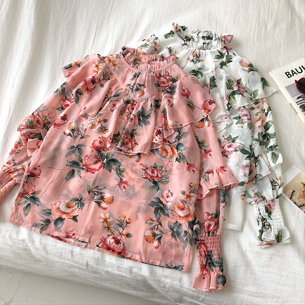 Női ing fehér, rózsaszín és kék színben, széles ujjakkal és fürtökkel