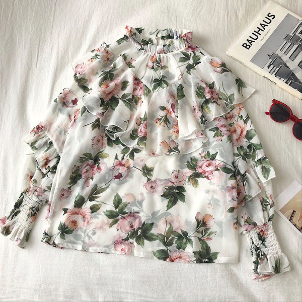 Női ing fehér, rózsaszín és kék színben, széles ujjakkal és fürtökkel