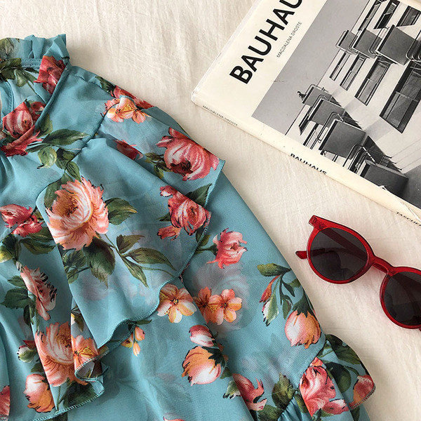 Női ing fehér, rózsaszín és kék színben, széles ujjakkal és fürtökkel