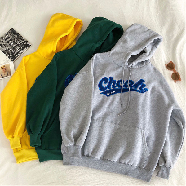 Zöld, sárga és szürke női pulóver hímzéssel és zsebbel