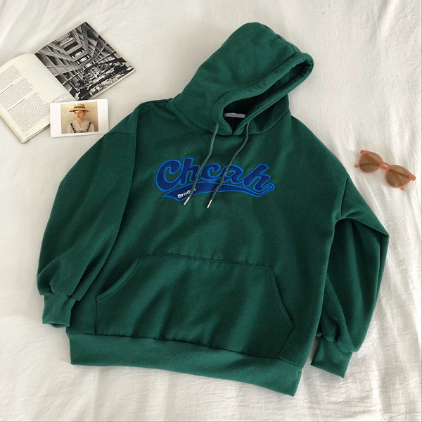 Zöld, sárga és szürke női pulóver hímzéssel és zsebbel