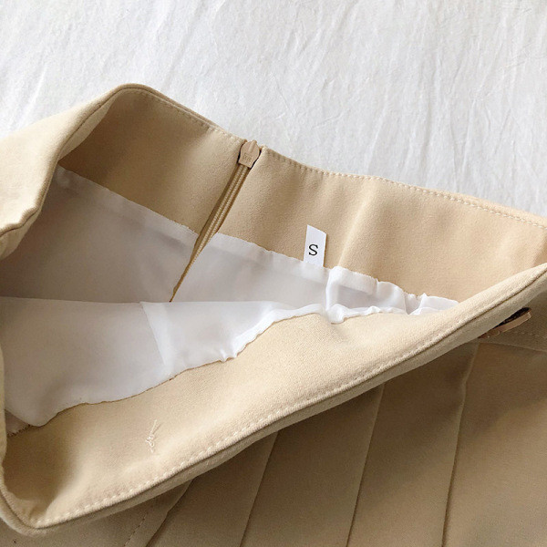 Modern női szoknya fekete, bézs és rózsaszín színekben, magas derékkal és gombbal