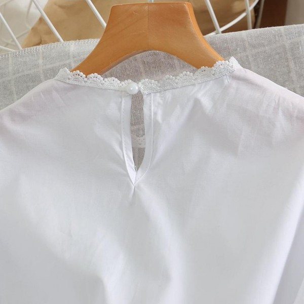 Bluză de damă modernă cu dantelă și mâneci lungi în alb și negru