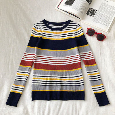 Csíkos női blúz fehér és kék színben, kerek nyakkivágással, hosszú ujjakkal