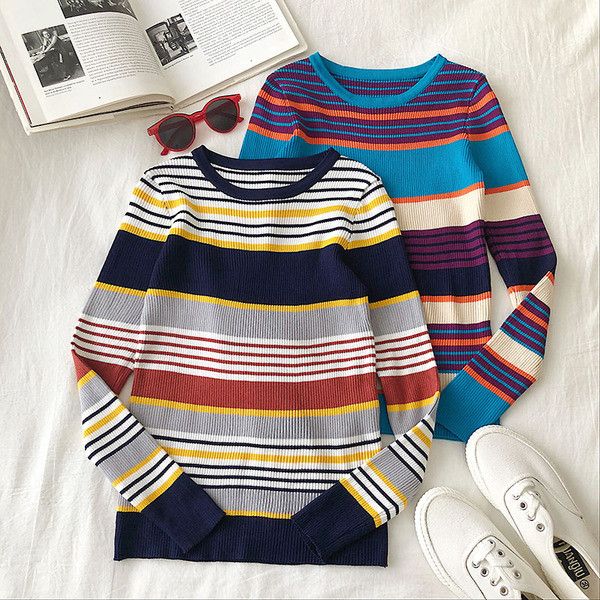 Csíkos női blúz fehér és kék színben, kerek nyakkivágással, hosszú ujjakkal