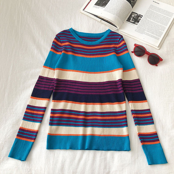 Csíkos női blúz fehér és kék színben, kerek nyakkivágással, hosszú ujjakkal