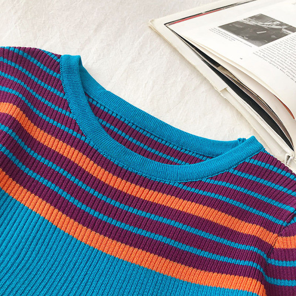 Csíkos női blúz fehér és kék színben, kerek nyakkivágással, hosszú ujjakkal